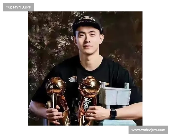 赵继伟推礼物车进入训练馆，队长角色超越赛场表现